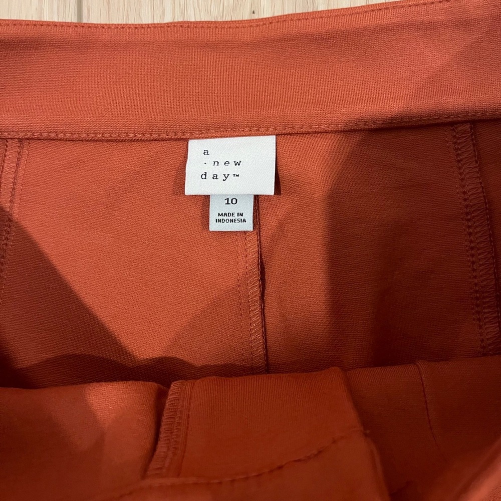 A New Day Womens Burnt Orange Pintuck Flare Leg Ponte Pants Size 10 NEW - Picture 2 of 9